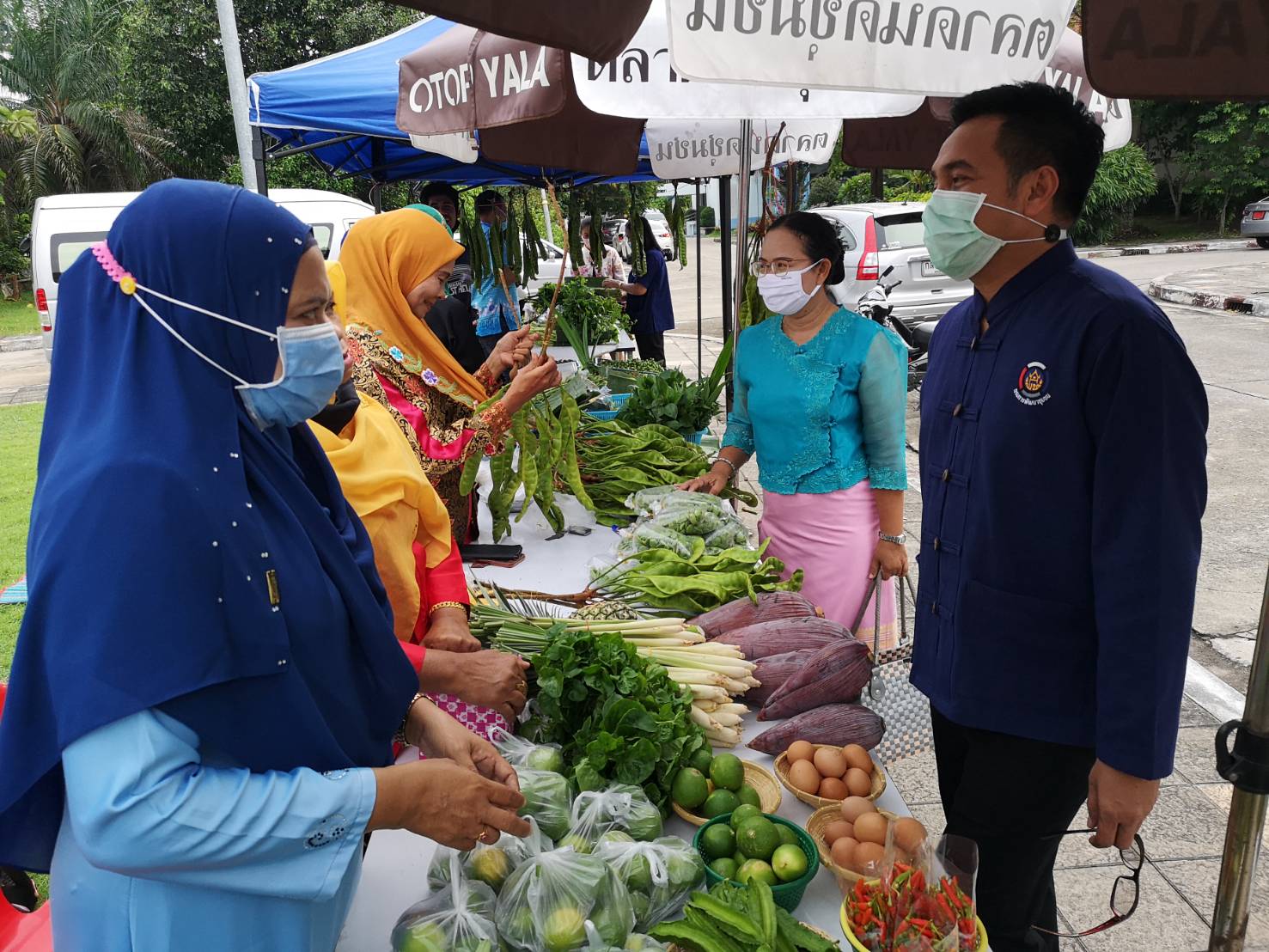 พช.ยะลา จำหน่ายผัก “ตลาดสตรีแบ่งรัก ปลูกพืชผักปลอดภัย”