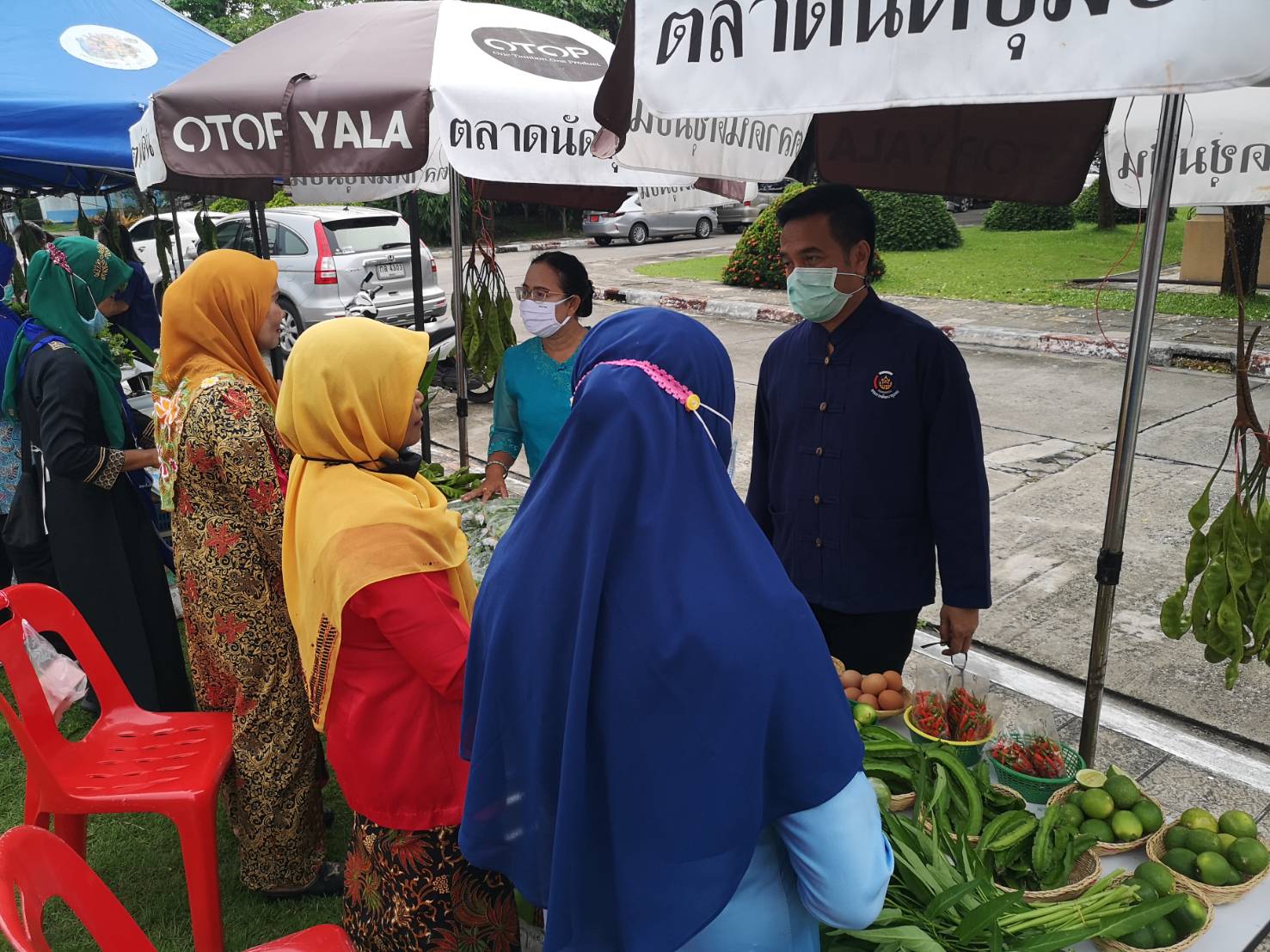 พช.ยะลา จำหน่ายผัก “ตลาดสตรีแบ่งรัก ปลูกพืชผักปลอดภัย”
