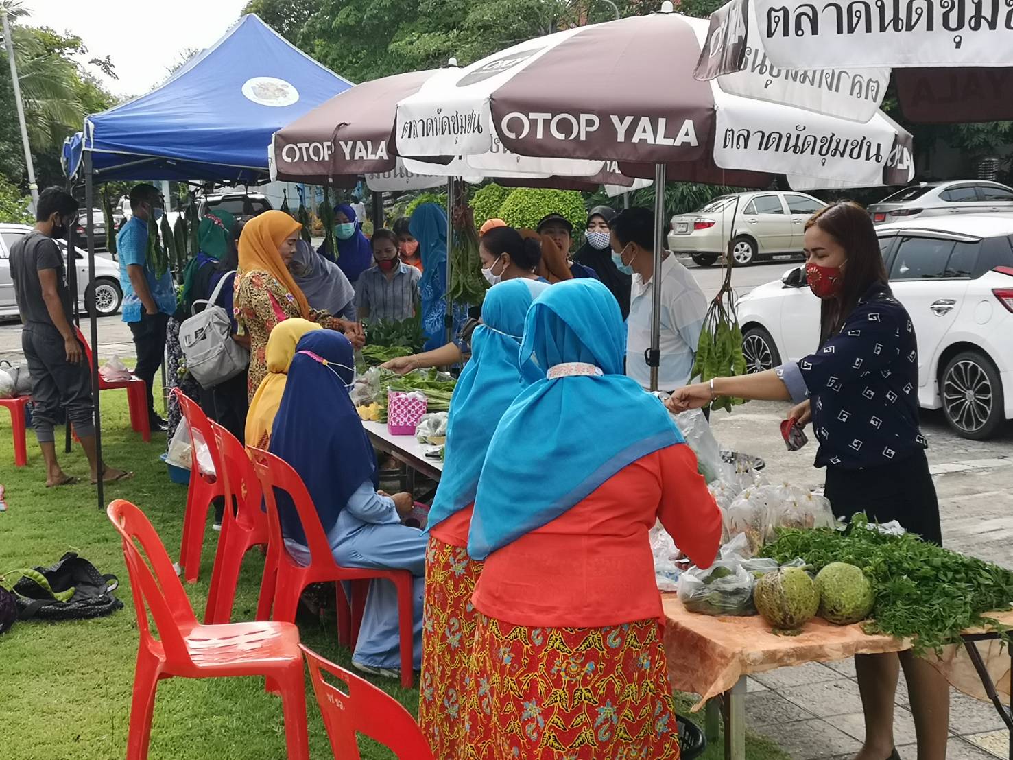 พช.ยะลา จำหน่ายผัก “ตลาดสตรีแบ่งรัก ปลูกพืชผักปลอดภัย”