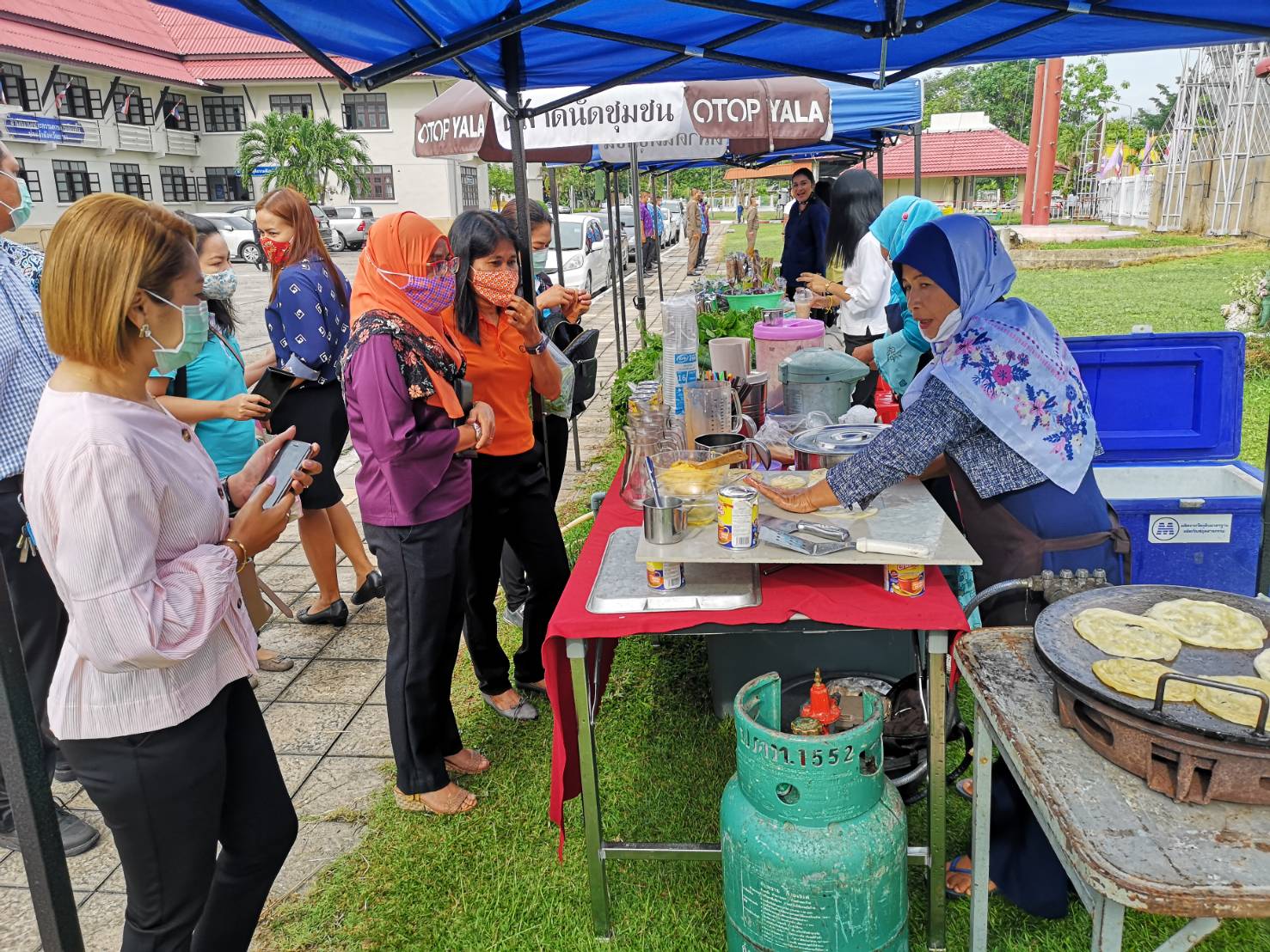 พช.ยะลา จำหน่ายผัก “ตลาดสตรีแบ่งรัก ปลูกพืชผักปลอดภัย”