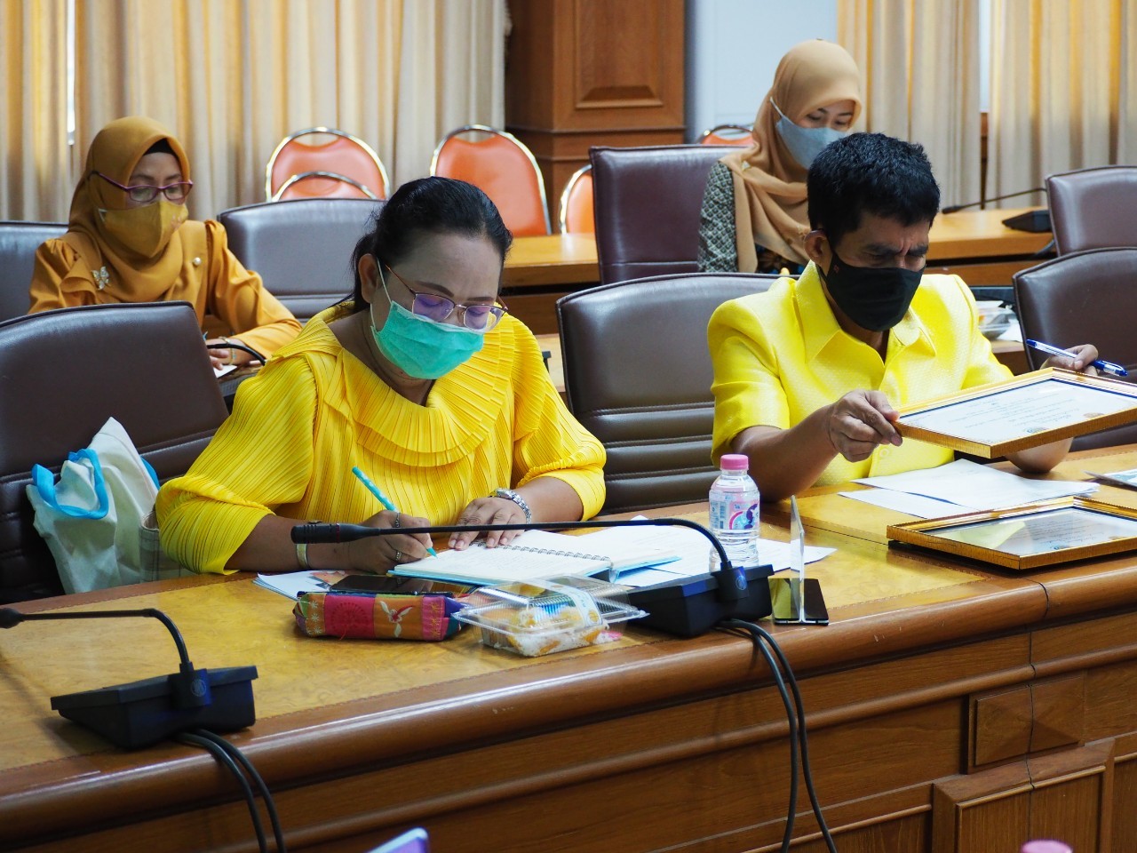 พจ.ยะลา ประชุมผู้บริหารฯ ครั้งที่ 4 พร้อมมอบประกาศเกียรติบัตรให้ข้าราชการผู้ที่มีผลงานดีเด่นในรอบปี