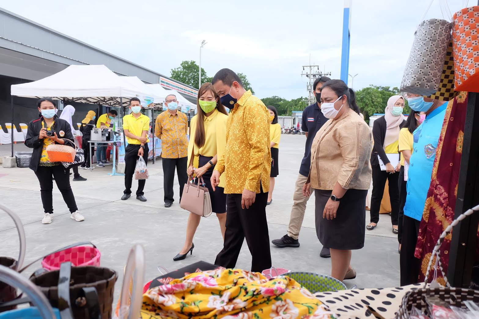 พช.ยะลา ร่วมงาน “พาณิชย์ยะลา ชวนช้อปเพื่อชุมชน สู้ภัย Covid-19”