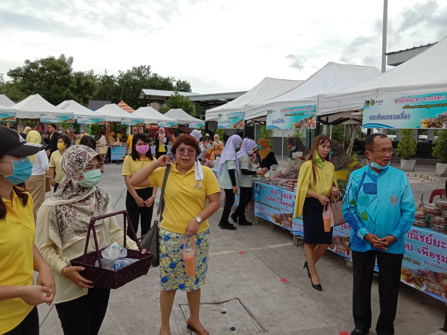 พช.ยะลา ร่วมงาน “พาณิชย์ยะลา ชวนช้อปเพื่อชุมชน สู้ภัย Covid-19”