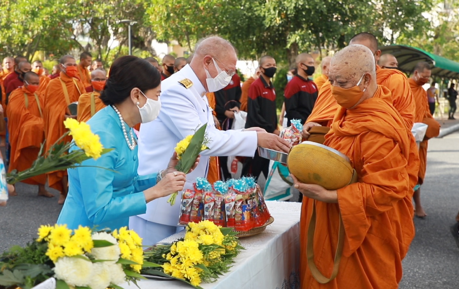 พช.ยะลา ร่วมพิธีทำบุญตักบาตร ลงนามถวายพระพรชัยมงคล วันแม่แห่งชาติ