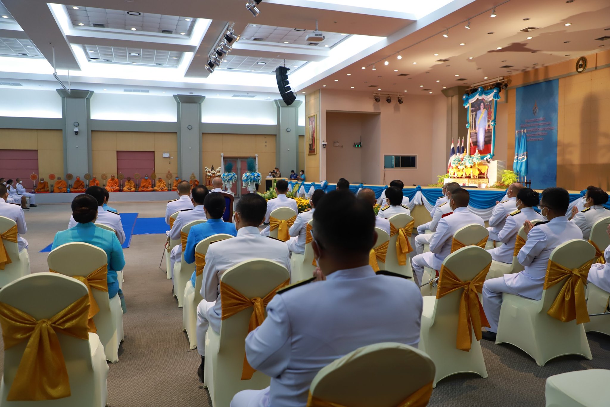 พช.ยะลา ร่วมพิธีทำบุญตักบาตร ลงนามถวายพระพรชัยมงคล วันแม่แห่งชาติ