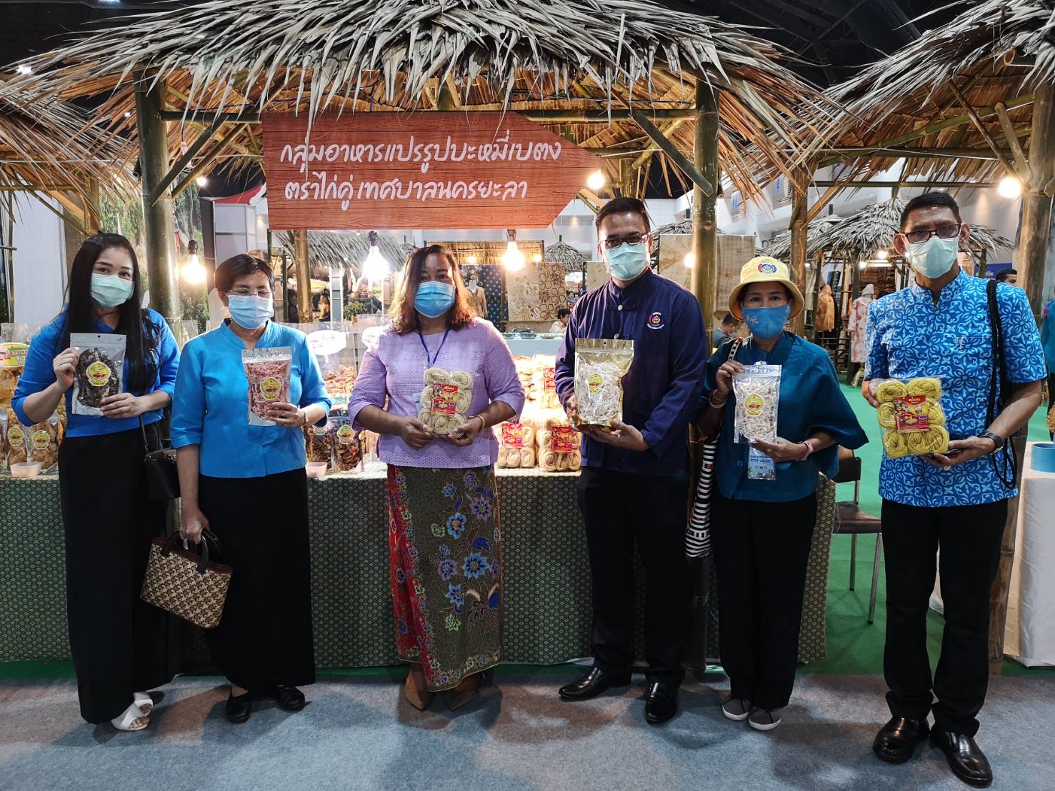 พจ.ยะลา เยี่ยมชมและให้กำลังใจผู้ผลิต ผู้ประกอบการ OTOP ในงานในงานศิลปาชีพประทีปไทย OTOP ก้าวไกลด้วยพระบารมี 2563