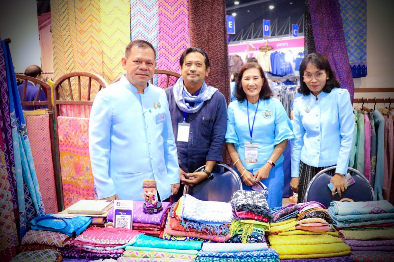เลขาธิการ ศอ.บต. ร่วมพิธีเปิดงานศิลปาชีพประทีปไทย OTOP ก้าวไกลด้วยพระบารมี ประจำปี พ.ศ.2563 และเยี่ยมชมผลิตภัณฑ์จังหวัดยะลา