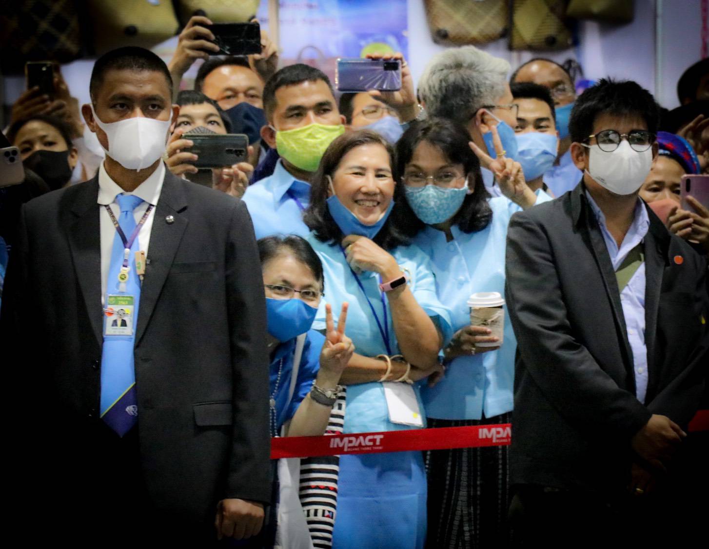 เลขาธิการ ศอ.บต. ร่วมพิธีเปิดงานศิลปาชีพประทีปไทย OTOP ก้าวไกลด้วยพระบารมี ประจำปี พ.ศ.2563 และเยี่ยมชมผลิตภัณฑ์จังหวัดยะลา