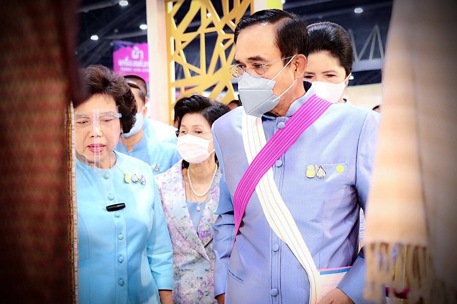 เลขาธิการ ศอ.บต. ร่วมพิธีเปิดงานศิลปาชีพประทีปไทย OTOP ก้าวไกลด้วยพระบารมี ประจำปี พ.ศ.2563 และเยี่ยมชมผลิตภัณฑ์จังหวัดยะลา