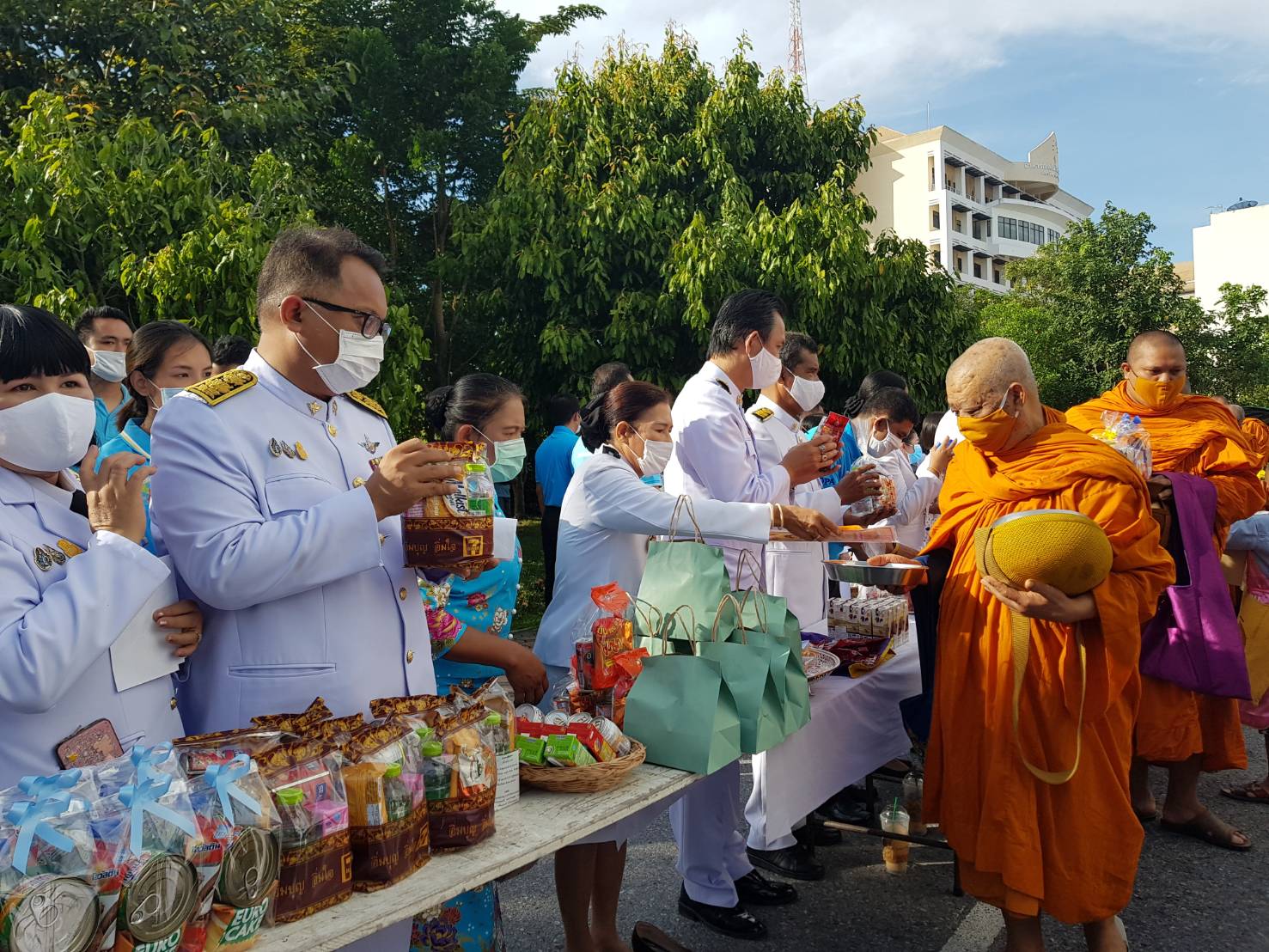 พช.ยะลา ร่วมพิธีทำบุญตักบาตร ลงนามถวายพระพรชัยมงคล วันแม่แห่งชาติ