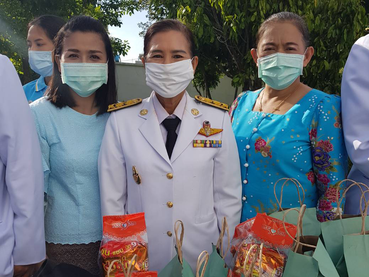 พช.ยะลา ร่วมพิธีทำบุญตักบาตร ลงนามถวายพระพรชัยมงคล วันแม่แห่งชาติ
