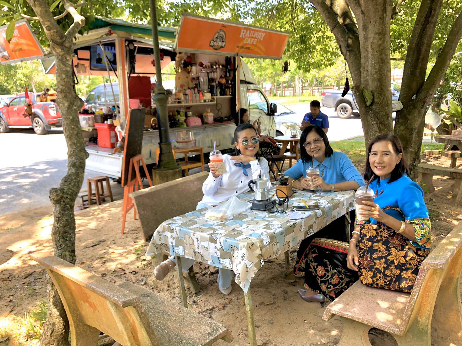 พช.ยะลา ร่วมกิจกรรมกระตุ้นการซื้อขายในตลาดต้องชมแลผาหน้าถ้ำ
