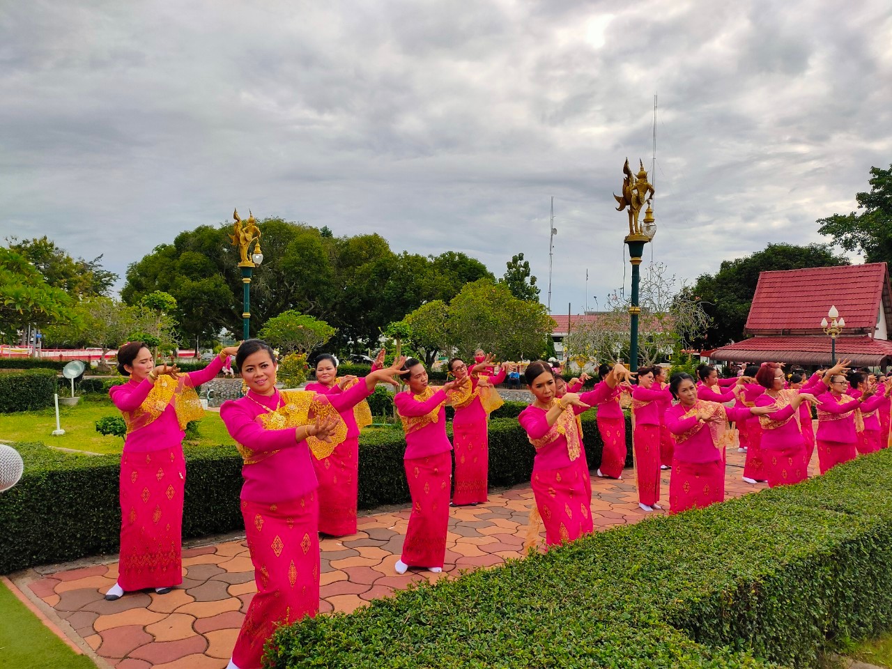 สตรียะลา สืบสานประเพณีวัฒนธรรมไทย “รำถวายสักการะ ศาลหลักเมืองยะลา”