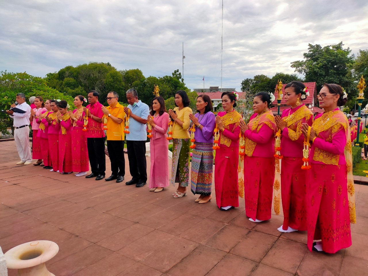 สตรียะลา สืบสานประเพณีวัฒนธรรมไทย “รำถวายสักการะ ศาลหลักเมืองยะลา”