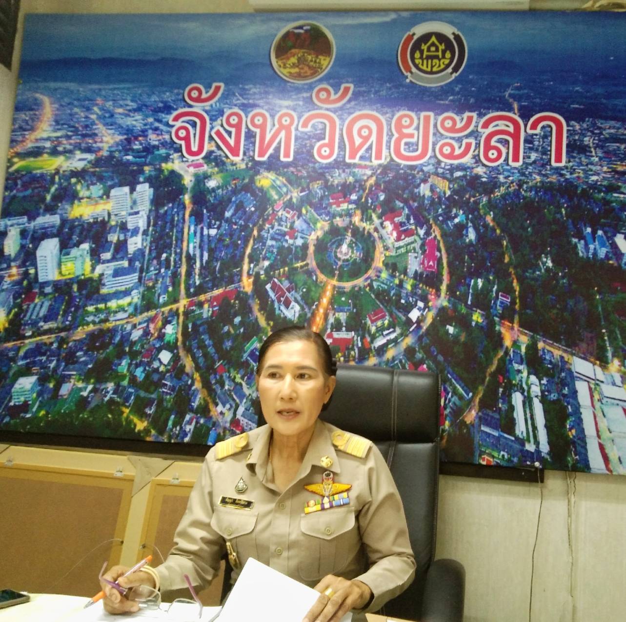 @YALA เมืองน่าอยู่  พช.ยะลา ประชุมสร้างความรู้ความเข้าใจและทบทวนผลการดำเนินงานของพนักงานจ้างในสังกัด  28 กันยายน 2563 เวลา 10.00 น.  นายกิติพล  เวชกุล  พัฒนาการจังหวัดยะลา มอบหมายให้ นางกัญญา  จันทร์พิศาล ผู้อำนวยการกลุ่มงานส่งเสริมการพัฒนาชุมชน ประชุมสร้างความรู้ความเข้าใจในเรื่องของกรอบการจ้างงาน ขอบเขตของงานแต่ละประเภท พร้อมทั้งทบทวนผลการดำเนินงานของพนักงานจ้างในสังกัดสำนักงานพัฒนาชุมชนจังหวัดยะลา จำนวน 3 ราย ได้แก่ พนักงานบันทึกข้อมูล พนักงานขับรถยนต์ และพนักงานทำความสะอาด ณ ห้องประชุมตันหยง สำนักงานพัฒนาชุมชนจังหวัดยะลา