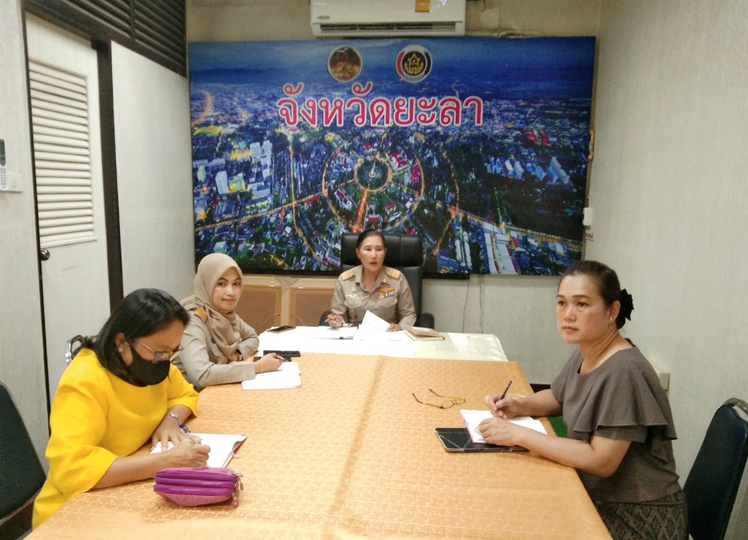 @YALA เมืองน่าอยู่  พช.ยะลา ประชุมสร้างความรู้ความเข้าใจและทบทวนผลการดำเนินงานของพนักงานจ้างในสังกัด  28 กันยายน 2563 เวลา 10.00 น.  นายกิติพล  เวชกุล  พัฒนาการจังหวัดยะลา มอบหมายให้ นางกัญญา  จันทร์พิศาล ผู้อำนวยการกลุ่มงานส่งเสริมการพัฒนาชุมชน ประชุมสร้างความรู้ความเข้าใจในเรื่องของกรอบการจ้างงาน ขอบเขตของงานแต่ละประเภท พร้อมทั้งทบทวนผลการดำเนินงานของพนักงานจ้างในสังกัดสำนักงานพัฒนาชุมชนจังหวัดยะลา จำนวน 3 ราย ได้แก่ พนักงานบันทึกข้อมูล พนักงานขับรถยนต์ และพนักงานทำความสะอาด ณ ห้องประชุมตันหยง สำนักงานพัฒนาชุมชนจังหวัดยะลา