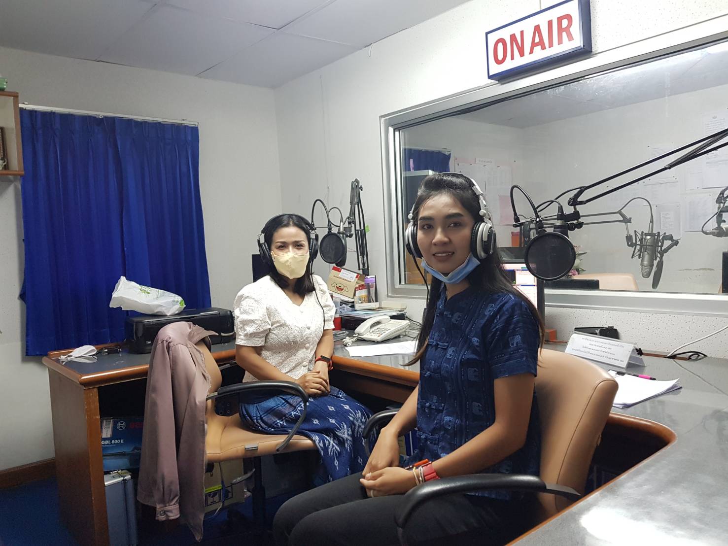 พช.ยะลา ประชาสัมพันธ์ข่าวสารงานพัฒนาชุมชนผ่านสถานีวิทยุ เสริมสร้างภาพลักษณ์องค์กร