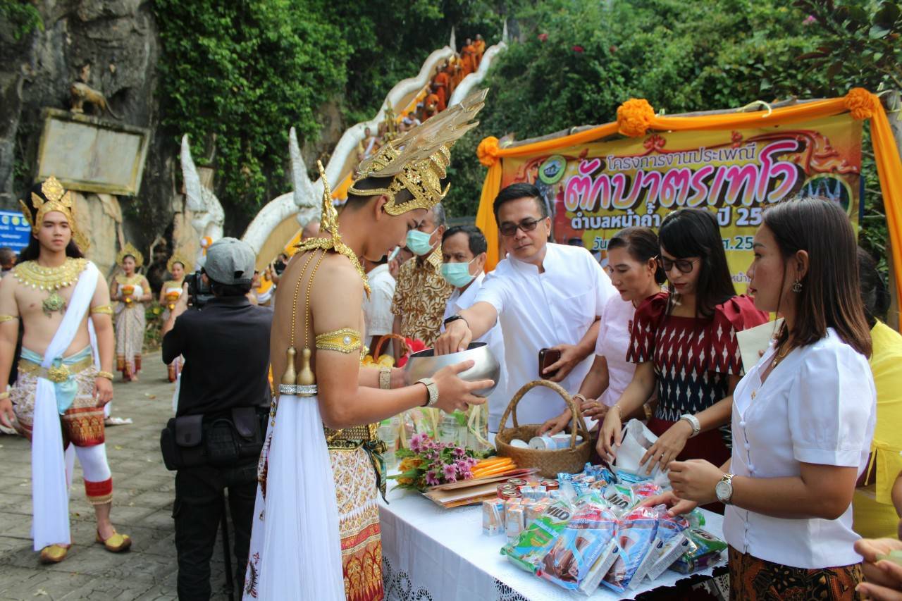 จ.ยะลา จัดงานตักบาตรเทโว เนื่องในวันออกพรรษา ปี 63