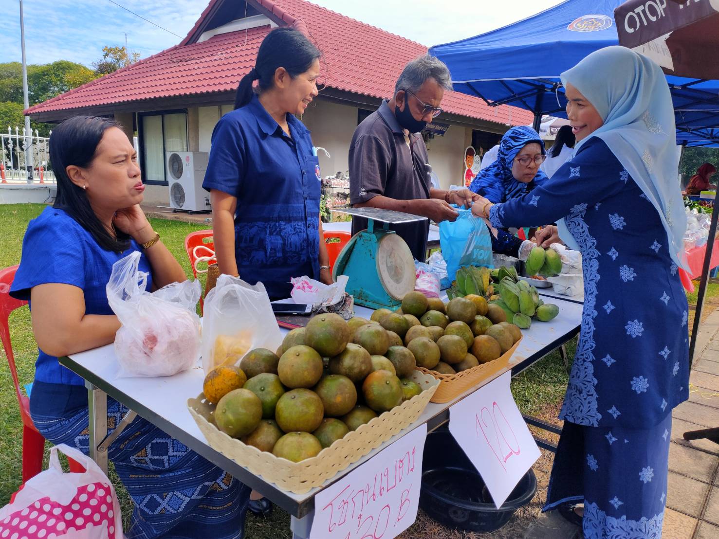 ยังคึกคัก “ตลาดสตรีแบ่งรัก ปลูกพืชผักปลอดภัย” จ.ยะลา 
