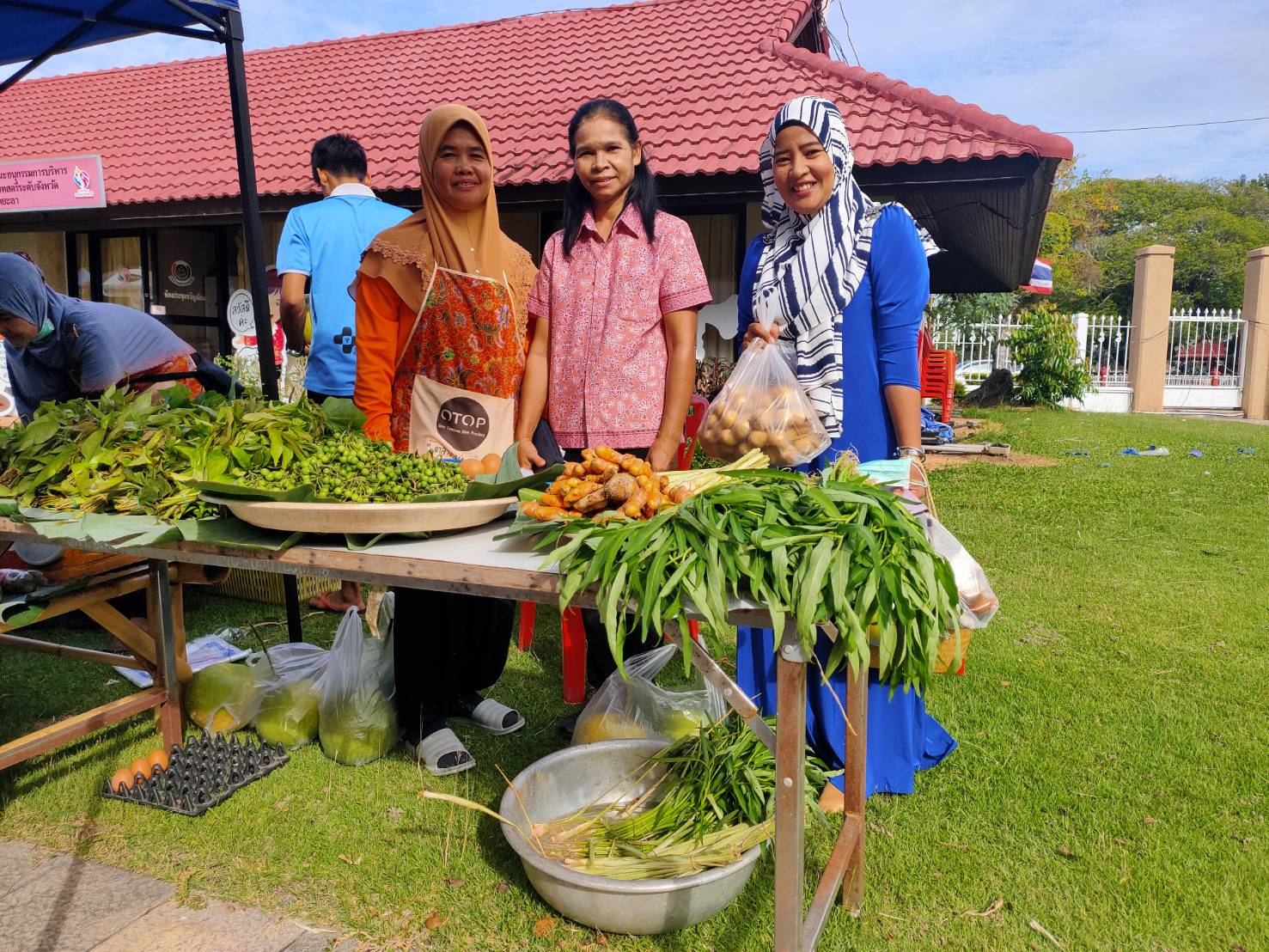 ยังคึกคัก “ตลาดสตรีแบ่งรัก ปลูกพืชผักปลอดภัย” จ.ยะลา 