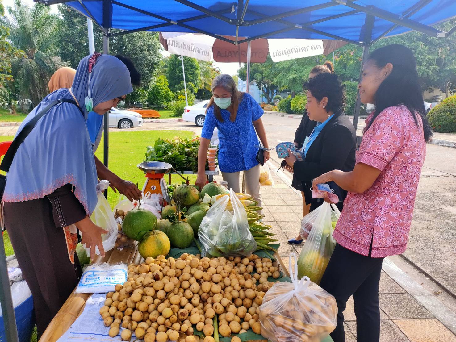 ยังคึกคัก “ตลาดสตรีแบ่งรัก ปลูกพืชผักปลอดภัย” จ.ยะลา 