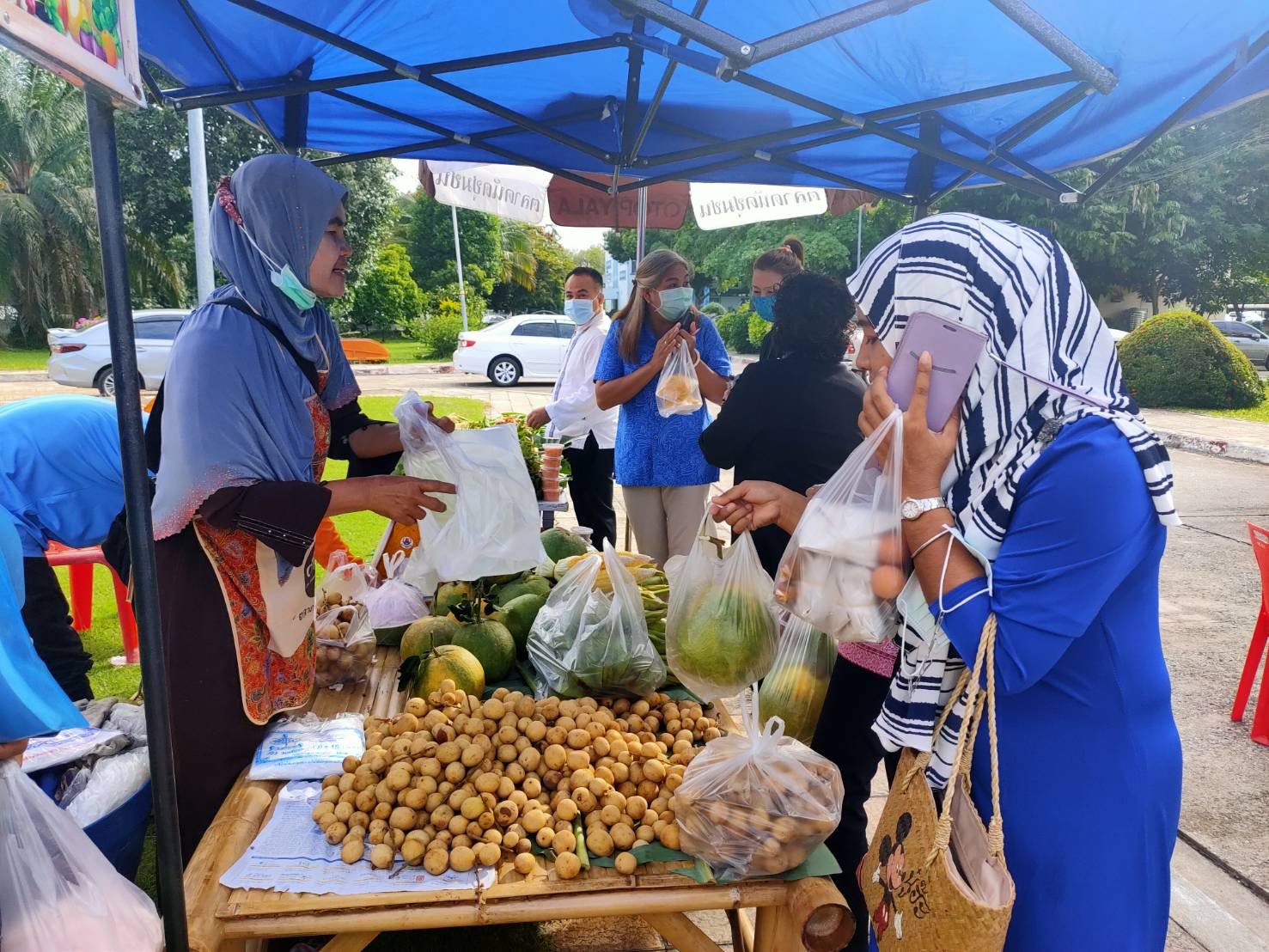ยังคึกคัก “ตลาดสตรีแบ่งรัก ปลูกพืชผักปลอดภัย” จ.ยะลา 