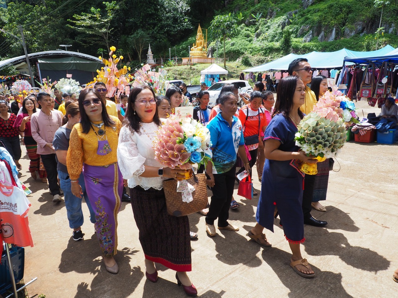 พจ.ยะลา เป็นประธานพิธีทอดผ้าป่าสามัคคีที่พักสงฆ์ถ้ำเขาไท