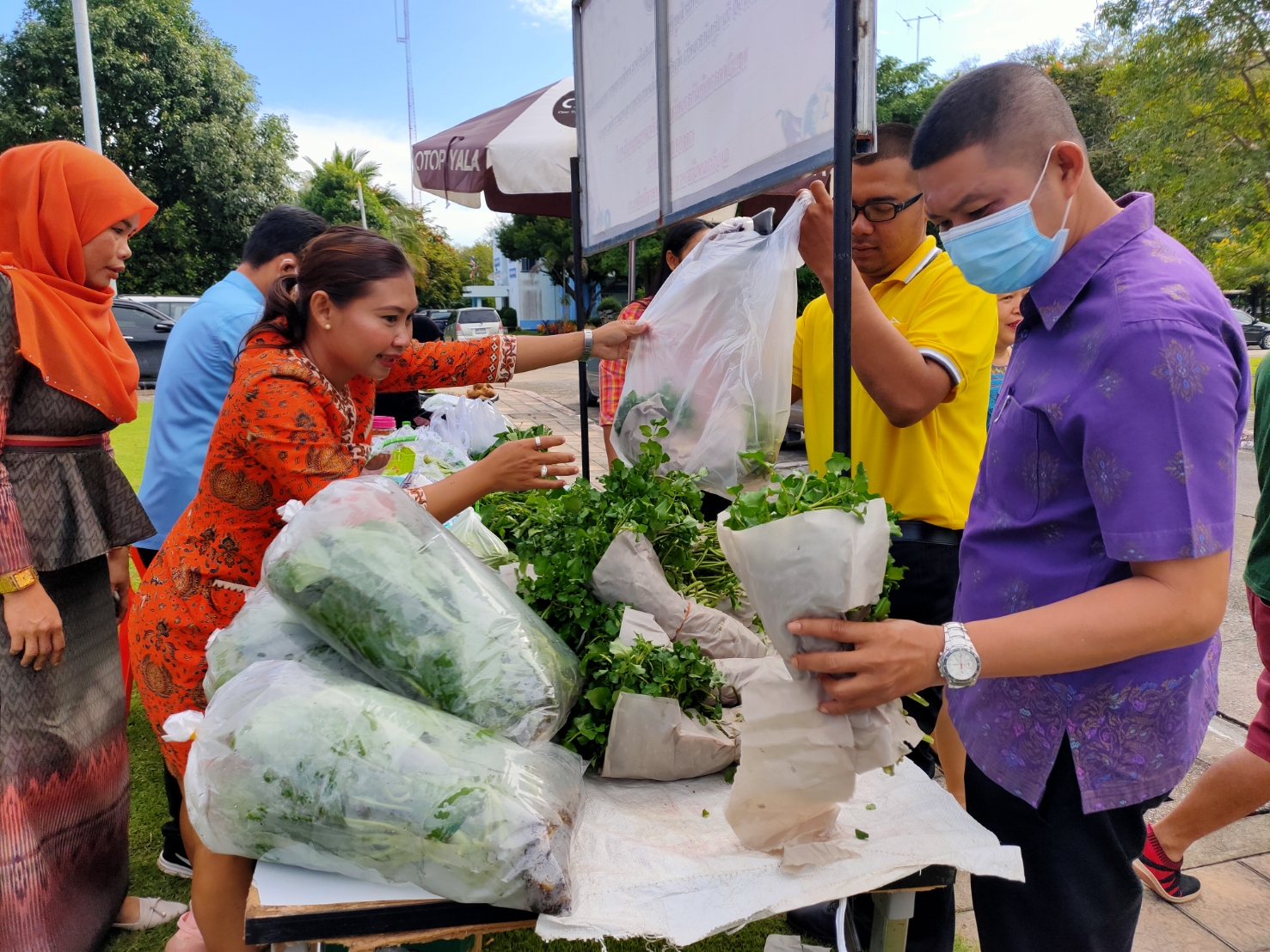 พจ.ยะลา เยี่ยมชม “ตลาดสตรีแบ่งรัก ปลูกพืชผักปลอดภัย”