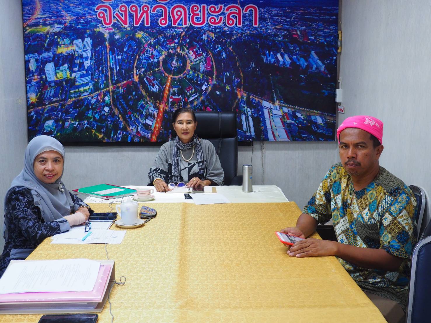 พช.ยะลา รับชมการประชุมชี้แจงการขับเคลื่อนโครงการพัฒนาพื้นที่ต้นแบบการพัฒนาคุณภาพชีวิตตามหลักทฤษฎีใหม่ประยุกต์สู่ “โคก หนอง นา โมเดล”