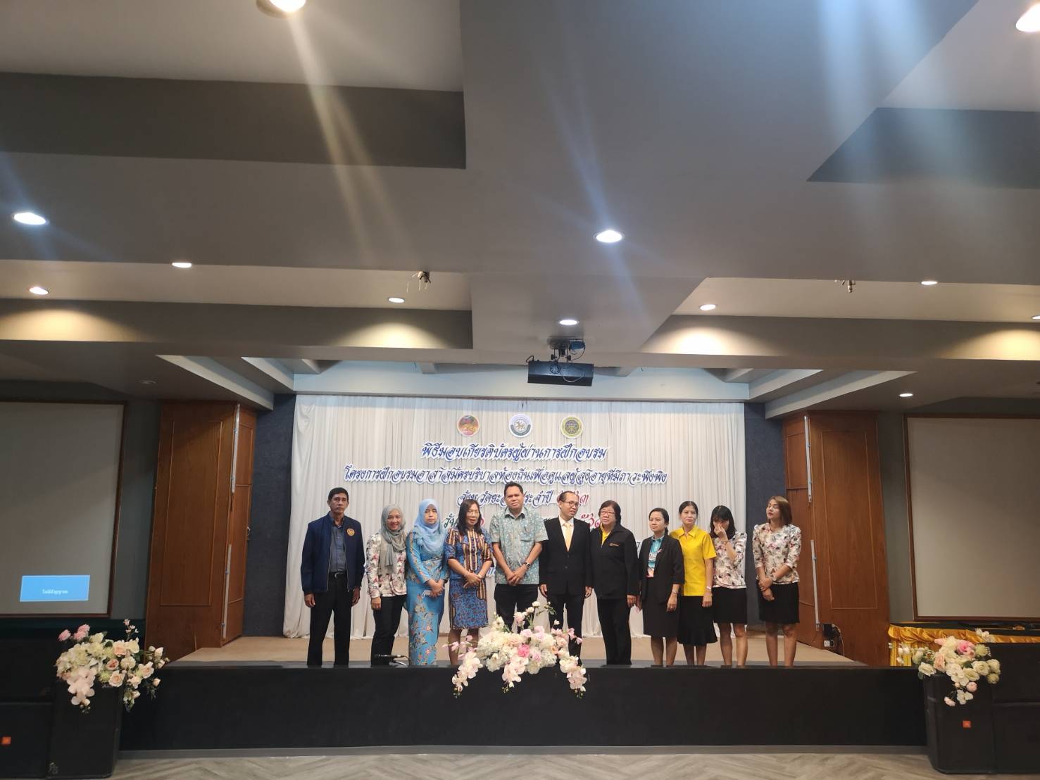 พช.ยะลา ร่วมพิธีมอบเกียรติบัตรผู้ผ่านการฝึกอบรม โครงการฝึกอบรมอาสาสมัครบริบาลท้องถิ่นฯ