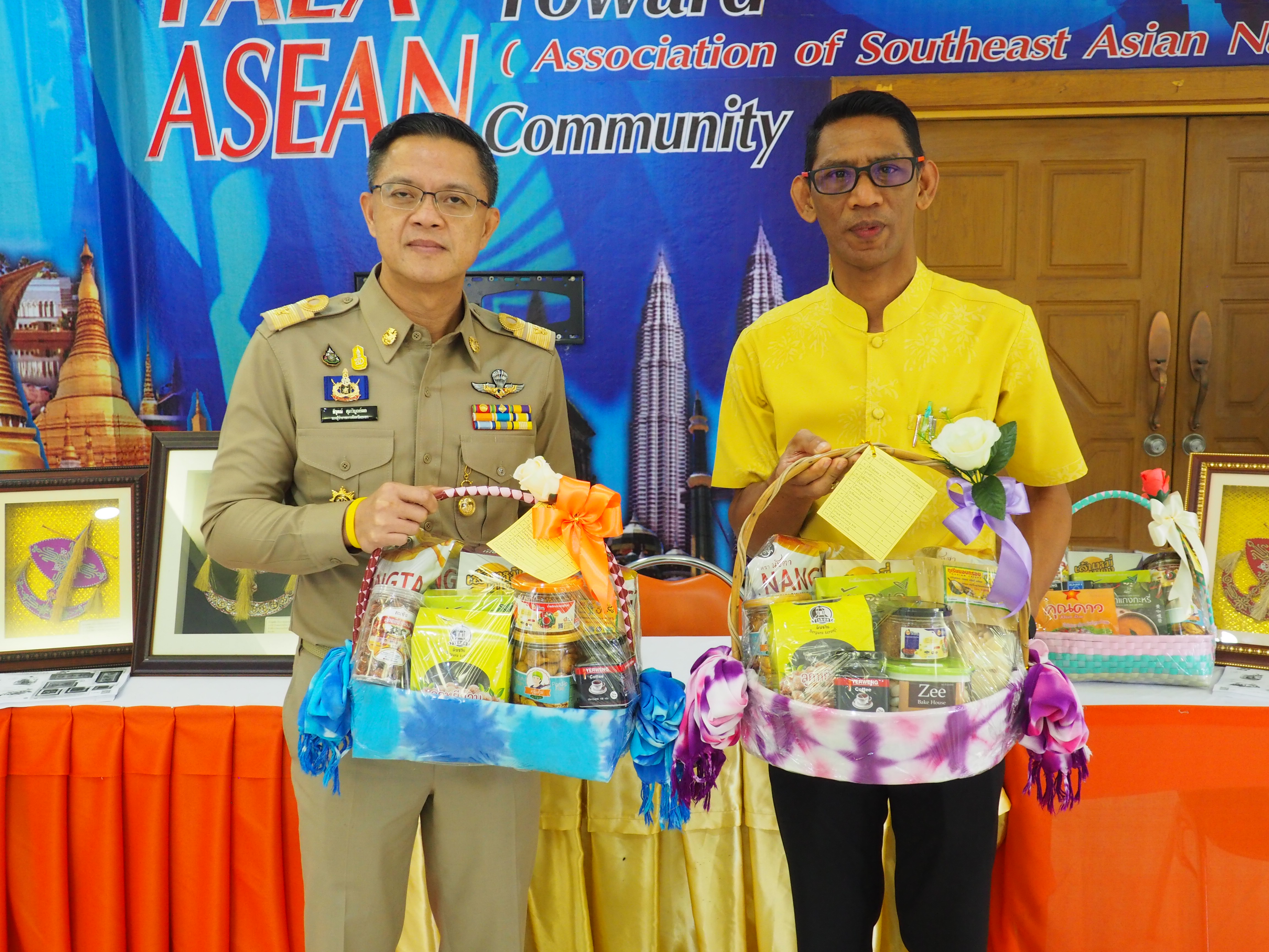 พช.ยะลา ร่วมประชุมกรมการจังหวัด ครั้งที่ 9 พร้อมเชิญชวนอุดหนุนกระเช้า OTOP