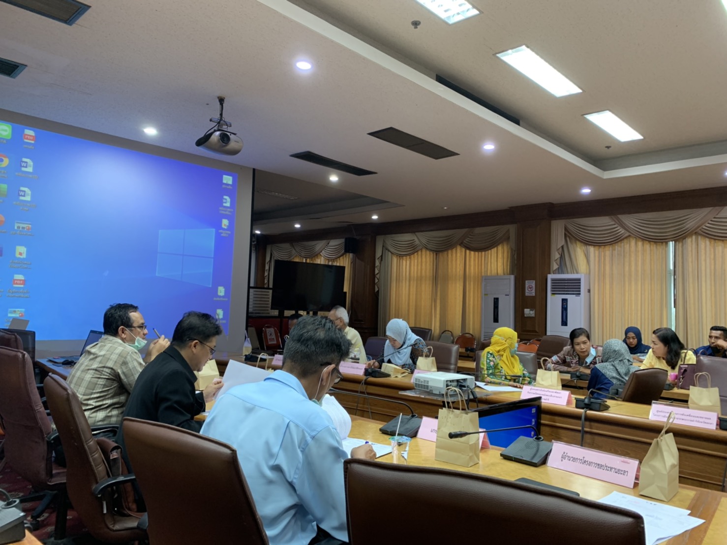 พช.ยะลา ร่วมประชุมสอบคัดเลือกบุคคลเป็นพนักงานโครงการตามโครงการฝ่าวิกฤต