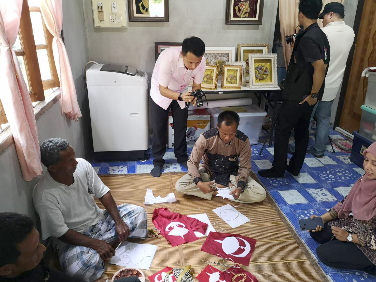 พช.ยะลา ลงพื้นที่ถ่ายทำว่าวบุหลันจำลอง กลุ่มปักจักรบ้านตือโละปาแซ