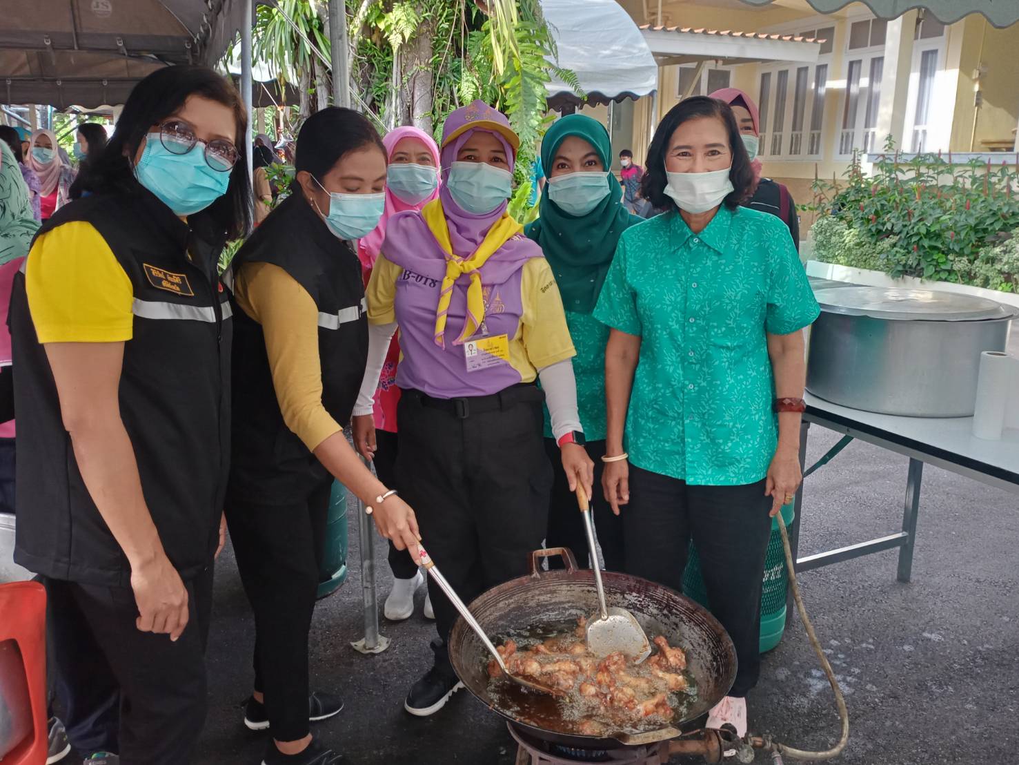 พช.ยะลา ร่วมประกอบอาหารมอบแก่ผู้ประสบอุทกภัย