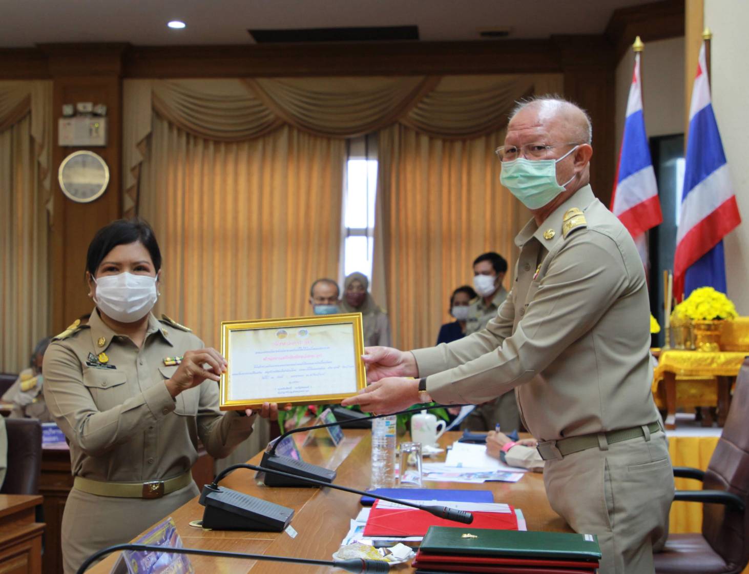 ผู้ว่าฯยะลา มอบเกียรติบัตรโครงการสืบสาน อนุรักษ์ศิลป์ผ้าถื่นไทย ดำรงไว้ในแผ่นดิน