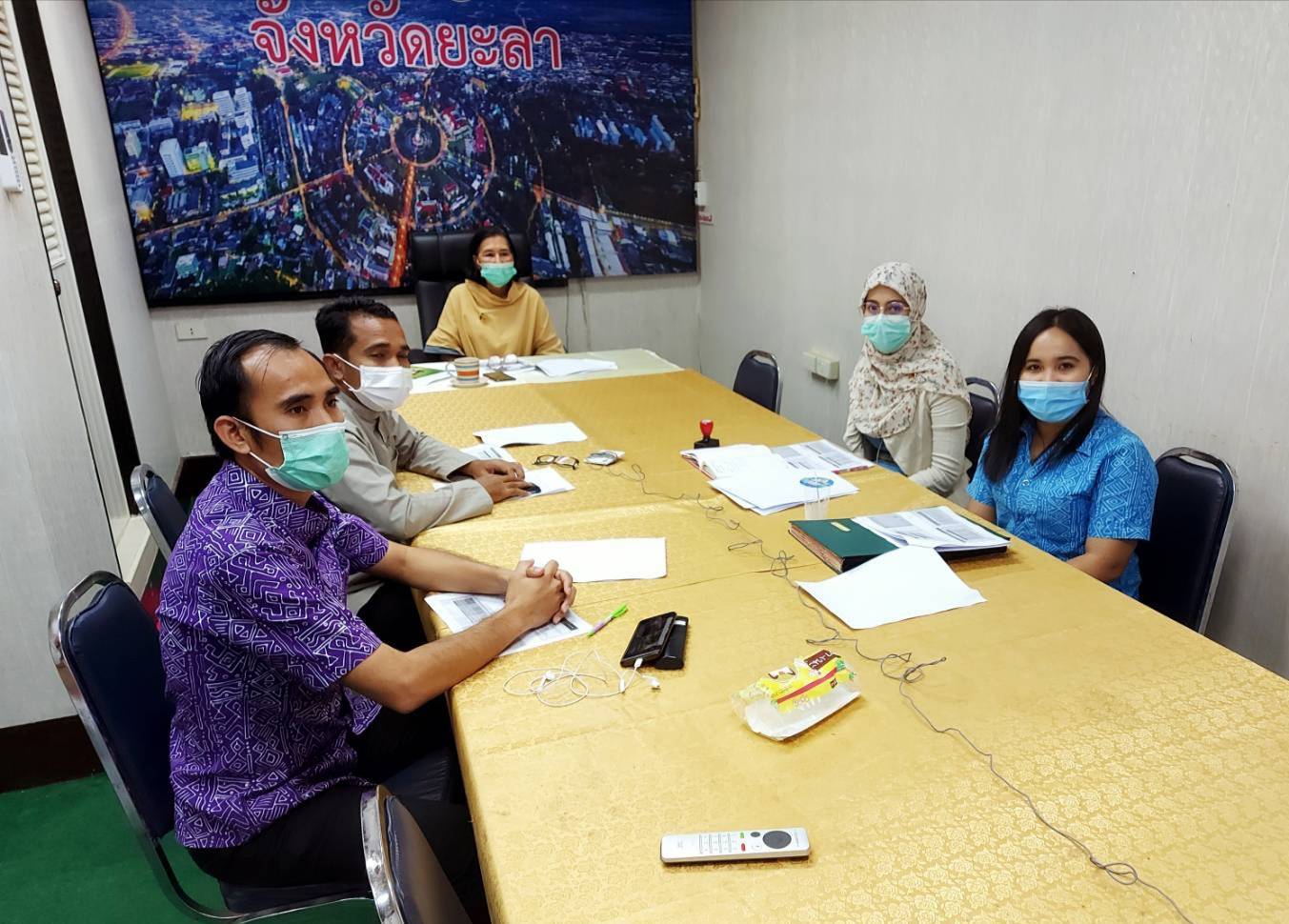 [ พช.ยะลา รับชมการประชุมเร่งรัด​ กำ​กับ​ ติดตามการดำเนินงานกองทุนพัฒนาบทบาทสตรี ]