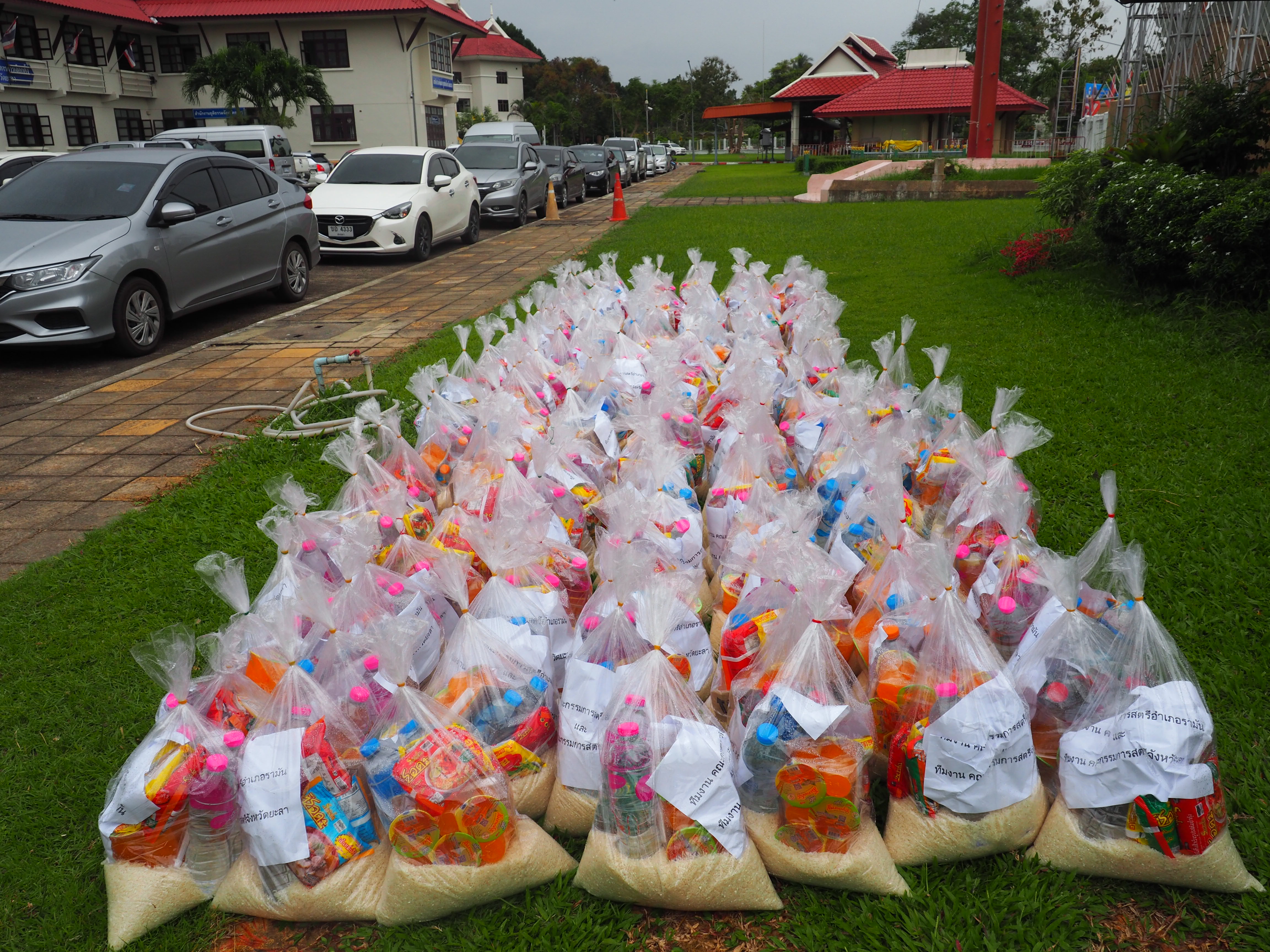 กสพจ.ยะลา ส่งมอบถุงยังชีพแก่สตรีกลุ่มติดเตียงและกลุ่มเปราะบางทางสังคม