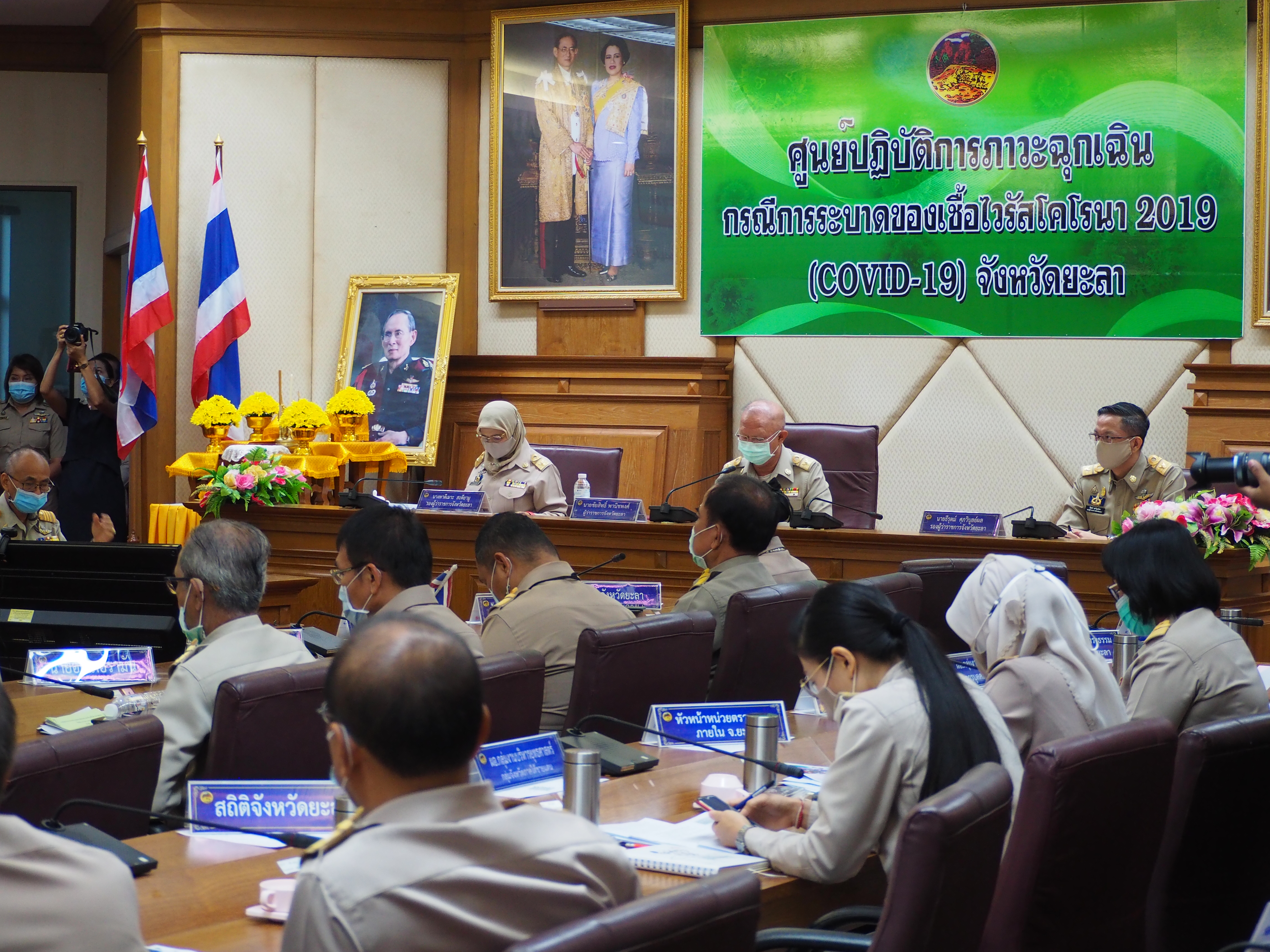 ผู้ว่าฯยะลา มอบเกียรติบัตรโครงการสืบสาน อนุรักษ์ศิลป์ผ้าถื่นไทย ดำรงไว้ในแผ่นดิน