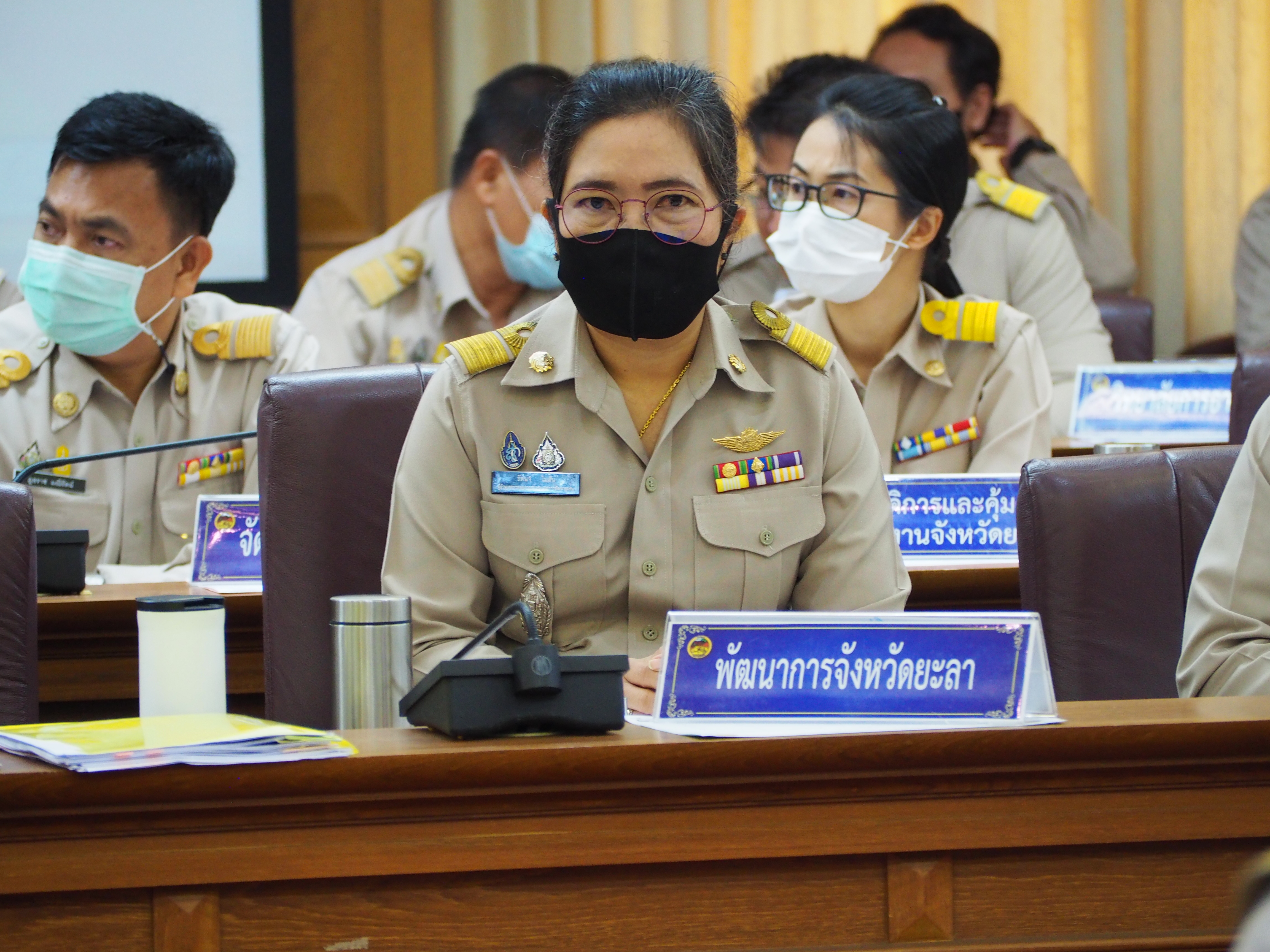 ผู้ว่าฯยะลา มอบเกียรติบัตรโครงการสืบสาน อนุรักษ์ศิลป์ผ้าถื่นไทย ดำรงไว้ในแผ่นดิน