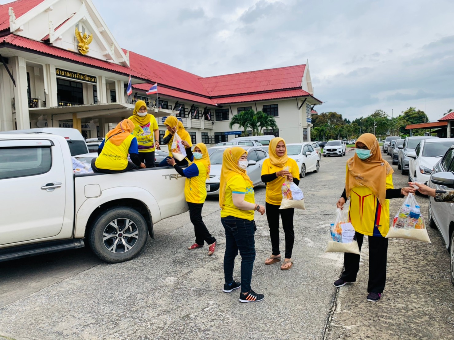 กสพจ.ยะลา ส่งมอบถุงยังชีพแก่สตรีกลุ่มติดเตียงและกลุ่มเปราะบางทางสังคม