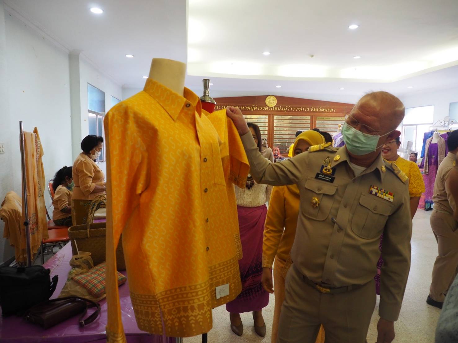 พจ.ยะลา ร่วมประชุมกรมการจังหวัด พร้อมจัดนิทรรศการผลิตภัณฑ์ผ้าลายขอเจ้าฟ้าสิริวัณณวรีฯ