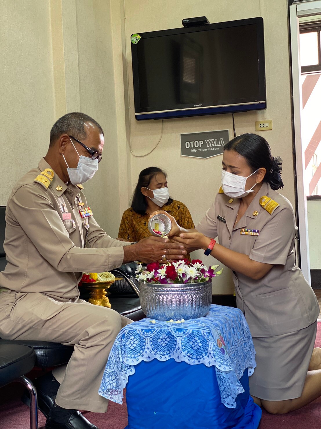 พช.ยะลา รดน้ำขอพรเนื่องในประเพณีสงกรานต์ ปี 64