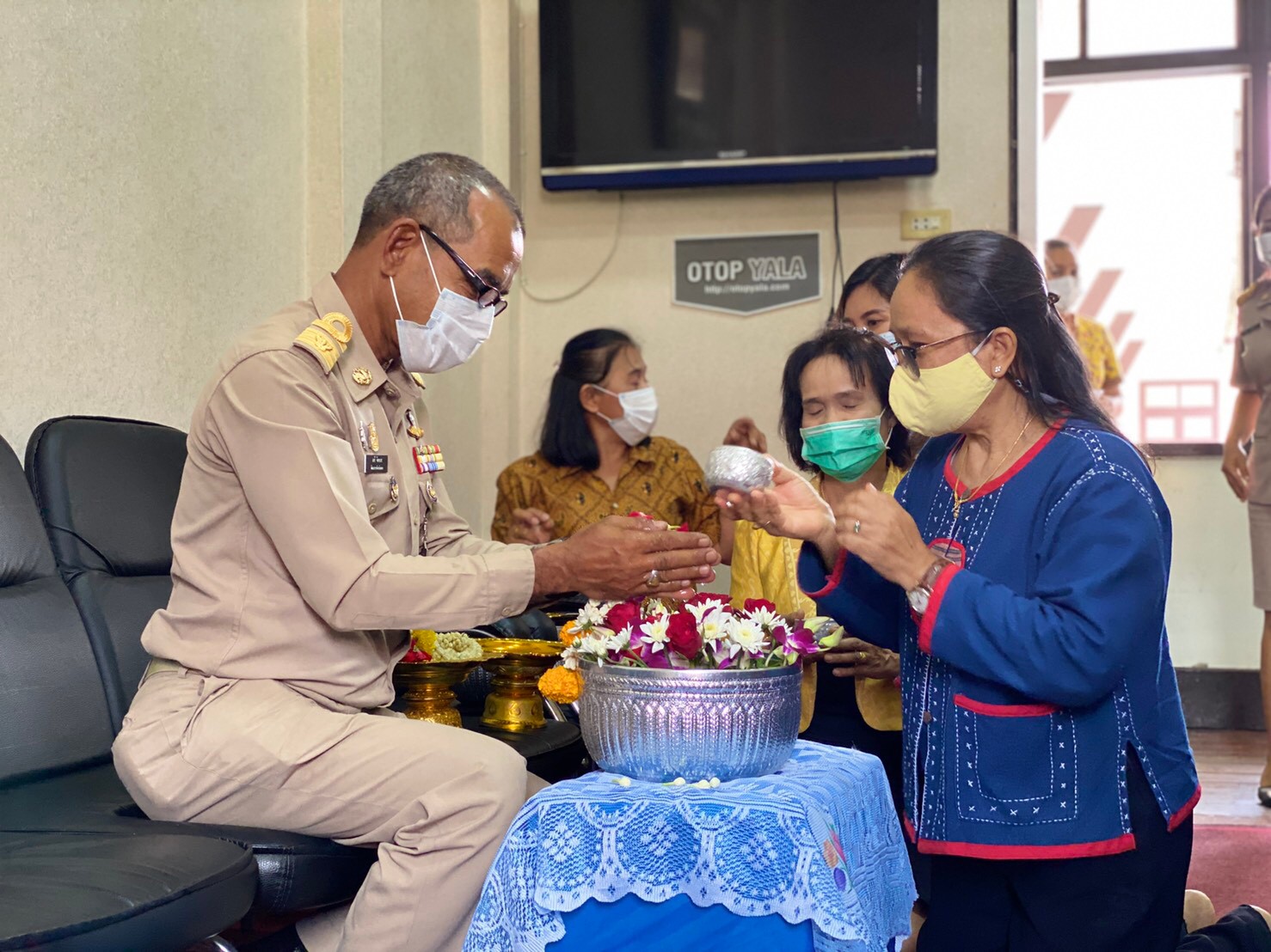 พช.ยะลา รดน้ำขอพรเนื่องในประเพณีสงกรานต์ ปี 64