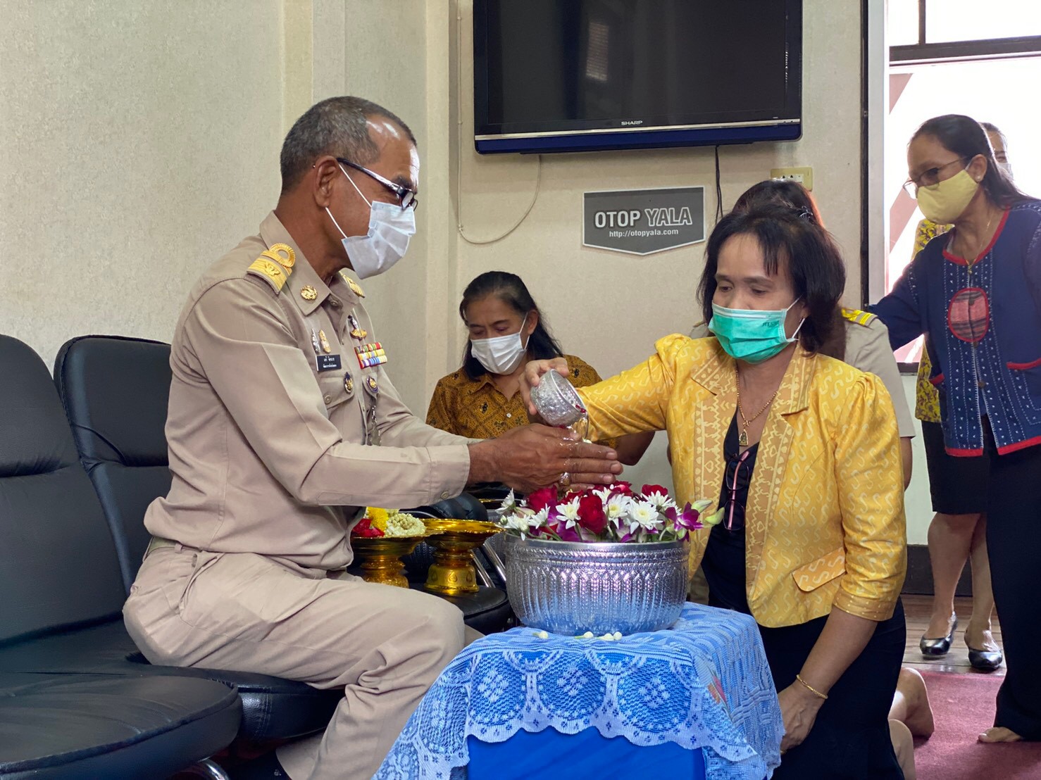 พช.ยะลา รดน้ำขอพรเนื่องในประเพณีสงกรานต์ ปี 64