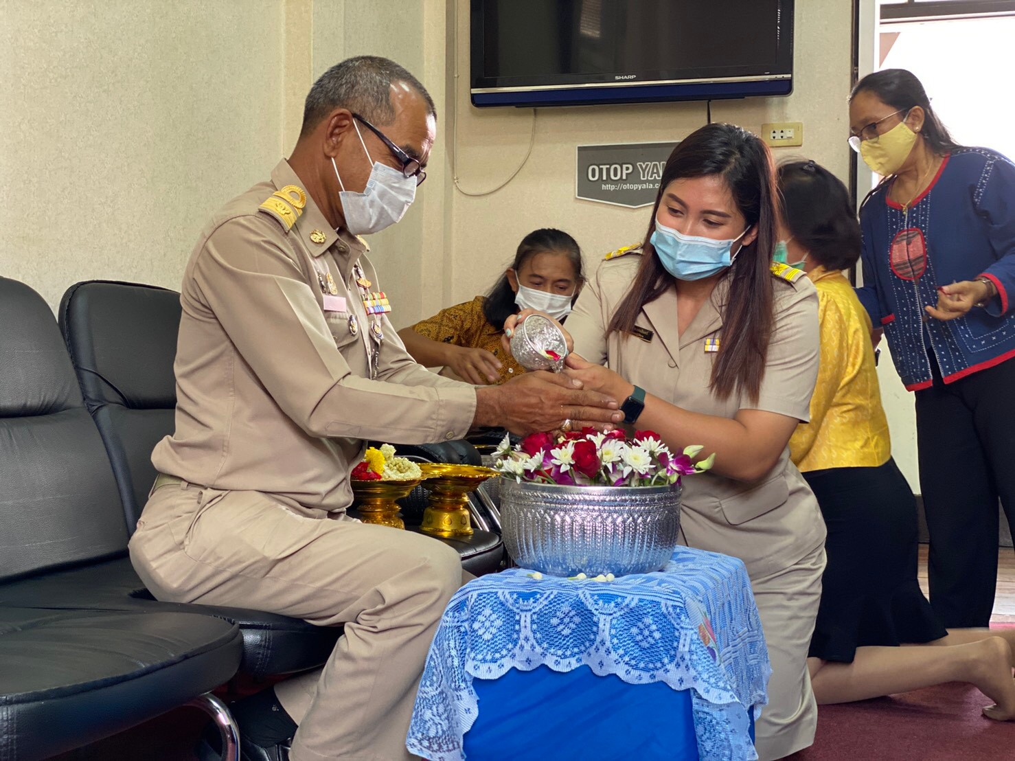 พช.ยะลา รดน้ำขอพรเนื่องในประเพณีสงกรานต์ ปี 64