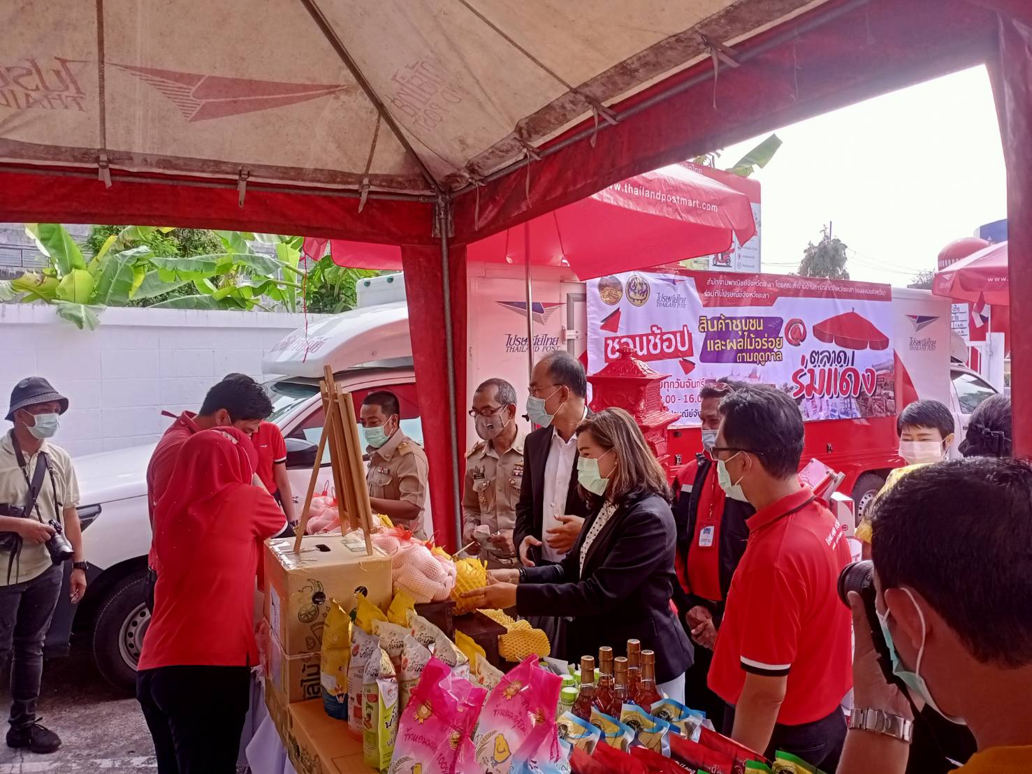 พช.ยะลา ร่วมเปิดจุดจำหน่ายสินค้าชุมชน “ตลาดร่มแดง”
