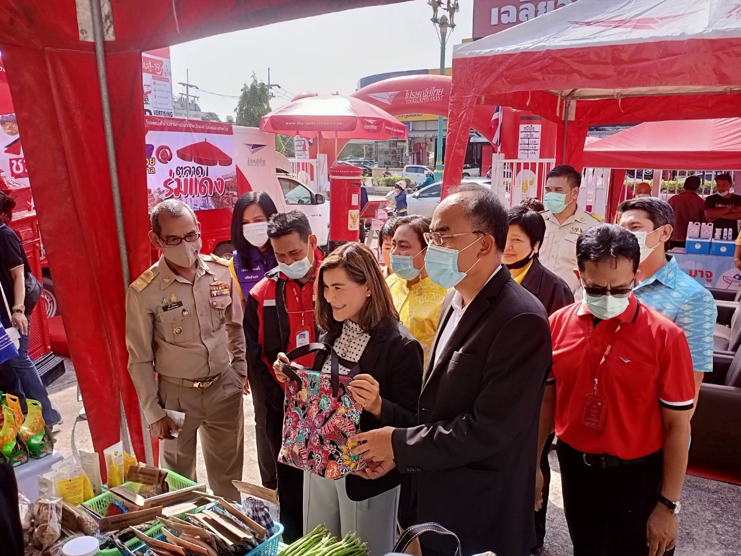 พช.ยะลา ร่วมเปิดจุดจำหน่ายสินค้าชุมชน “ตลาดร่มแดง”