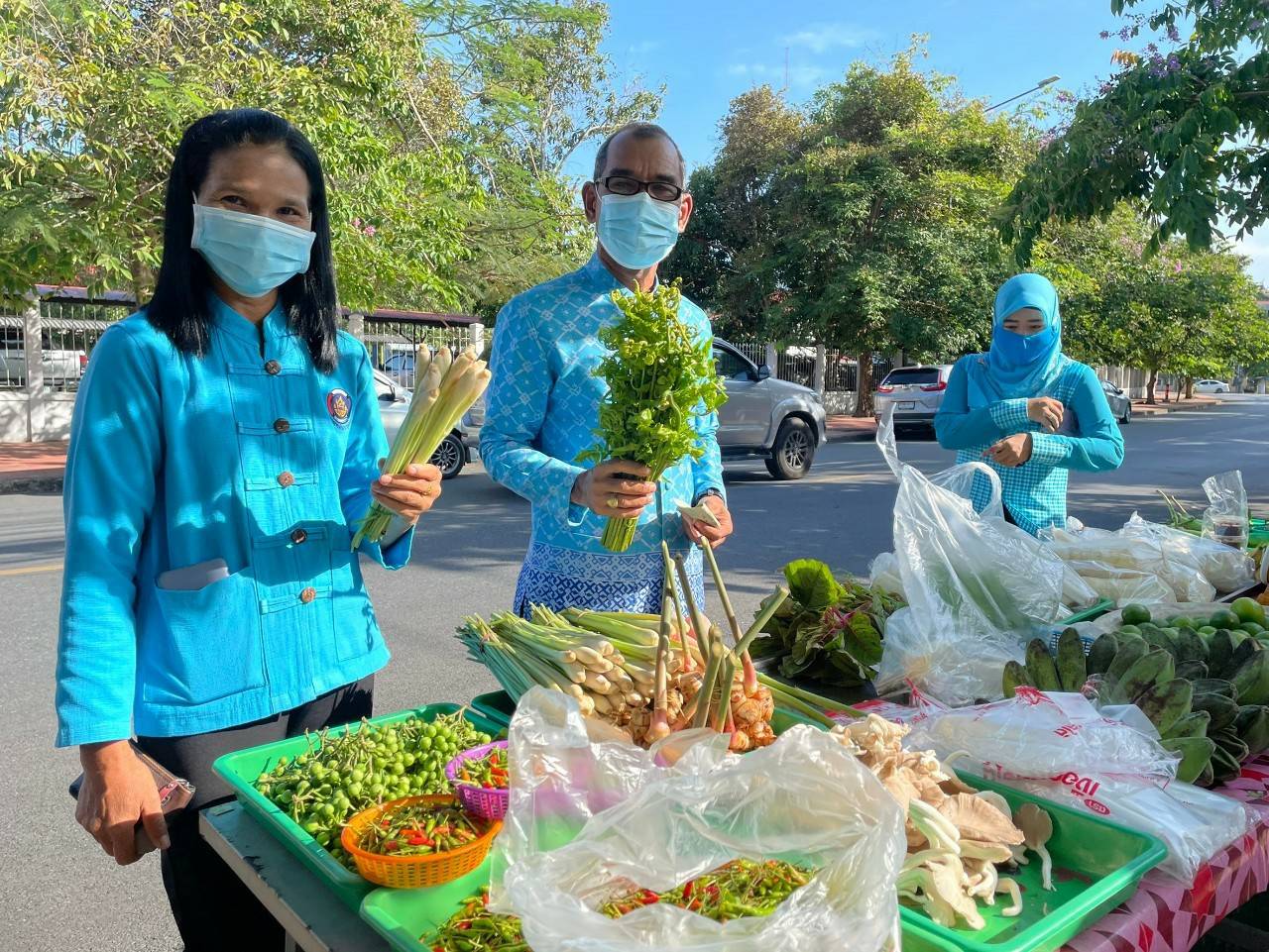 พช.ยะลา ต่อยอดปลูกผักสวนครัว จัดตลาดนัดแบ่งปันผัก หน้าบ้านพัก พจ.