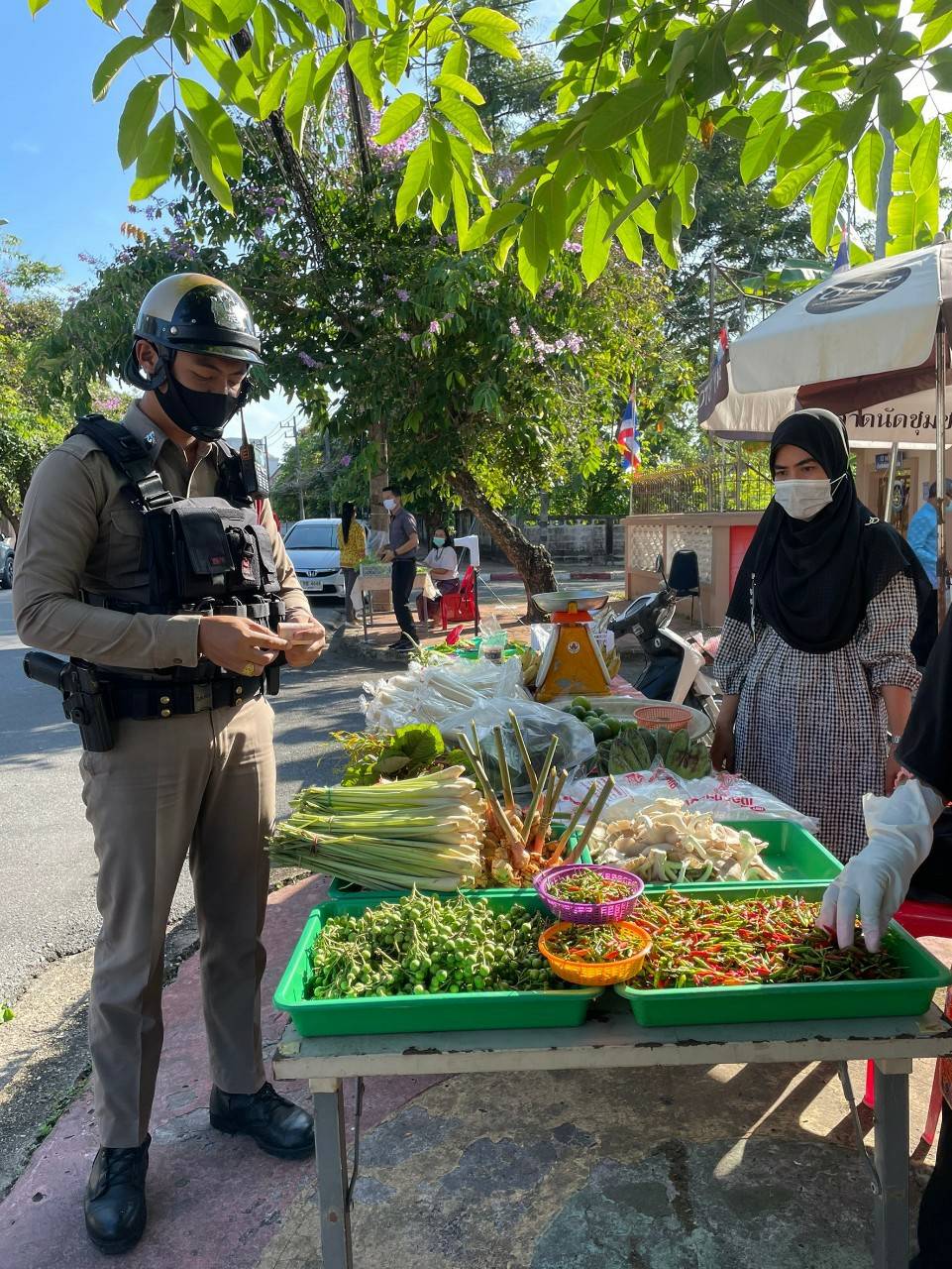 พช.ยะลา ต่อยอดปลูกผักสวนครัว จัดตลาดนัดแบ่งปันผัก หน้าบ้านพัก พจ.