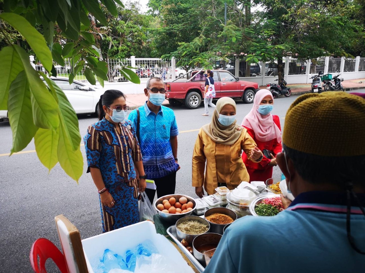 รองผู้ว่าฯ ยะลา เยี่ยมชมตลาดนัดแบ่งปันผัก หน้าบ้านพัก พจ.